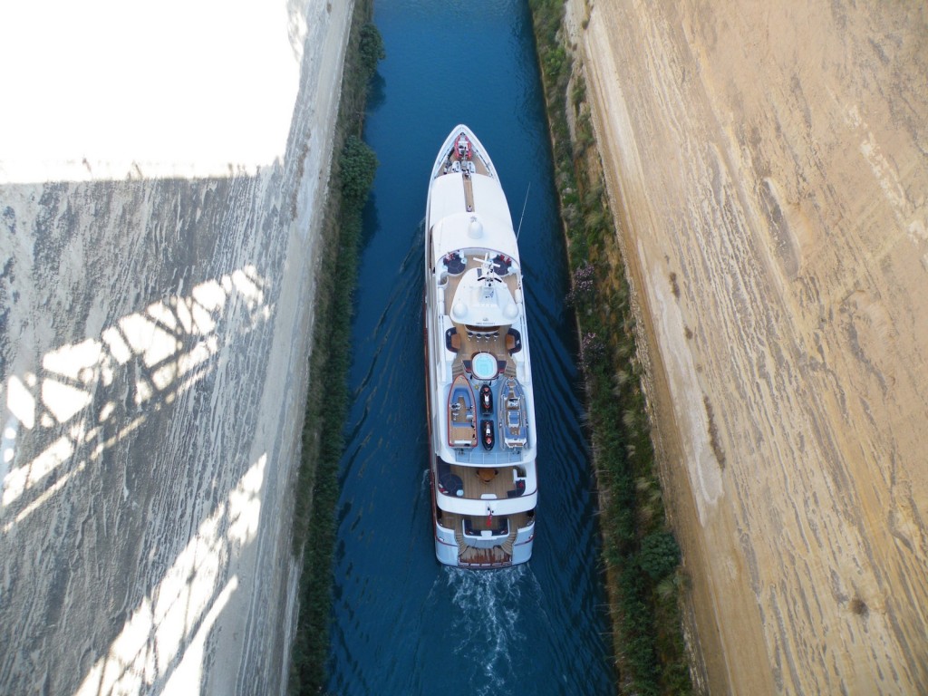 Un bateau dans le canal de Corinthe