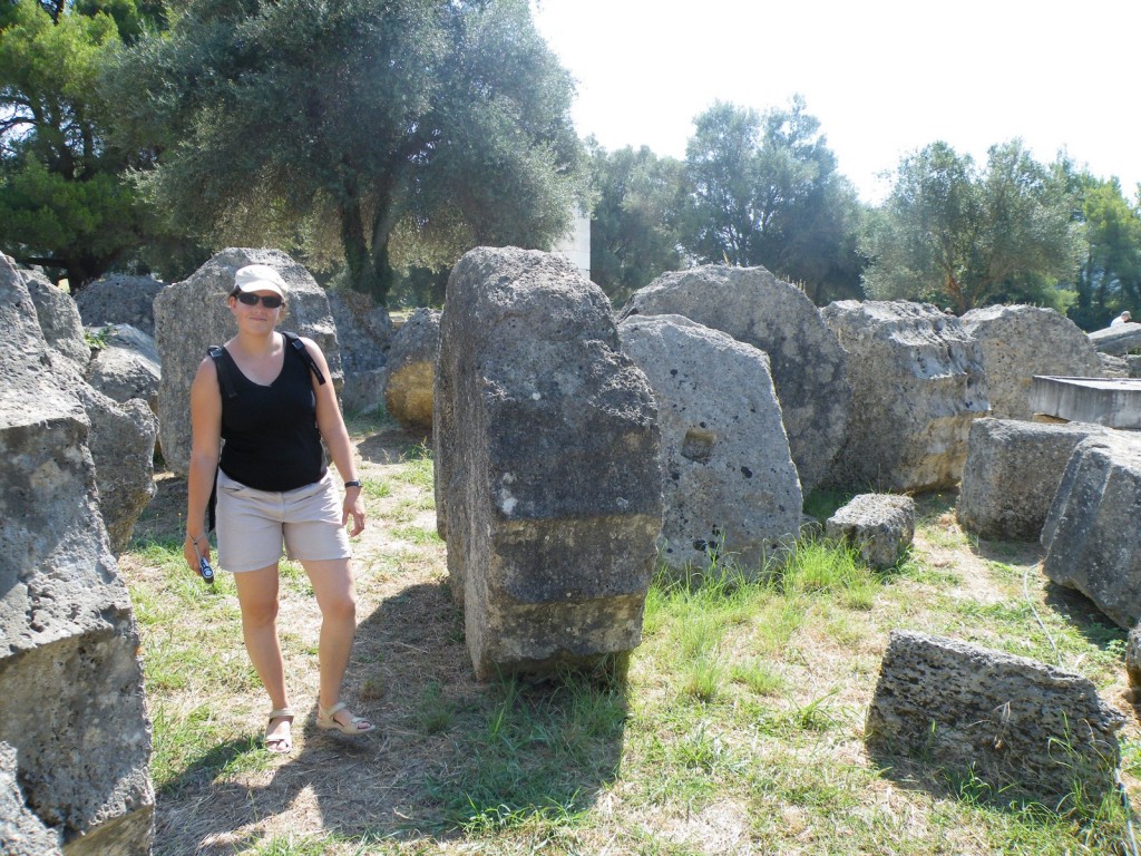 Delphine et les ruines du temple de Zeus
