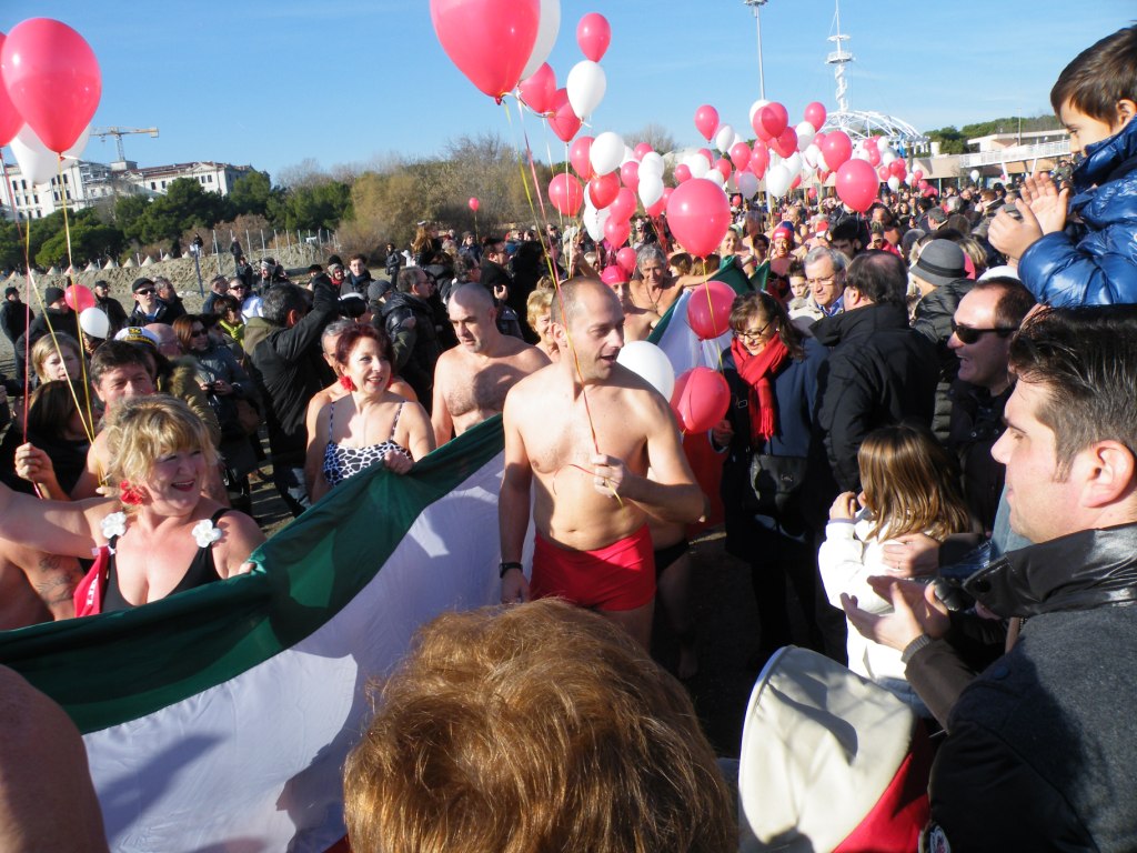 Tradition vénitienne : bain à midi le 1er janvier sur la plage de l'ile du Lido