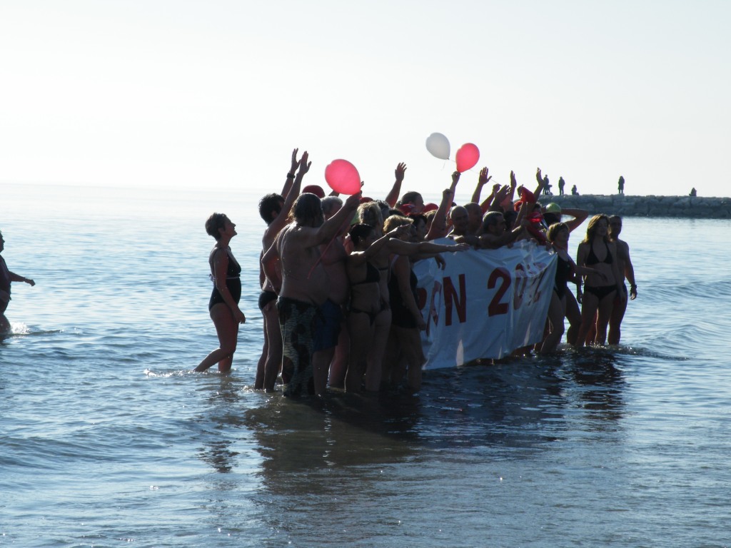Tradition vénitienne : bain à midi le 1er janvier sur la plage de l'ile du Lido